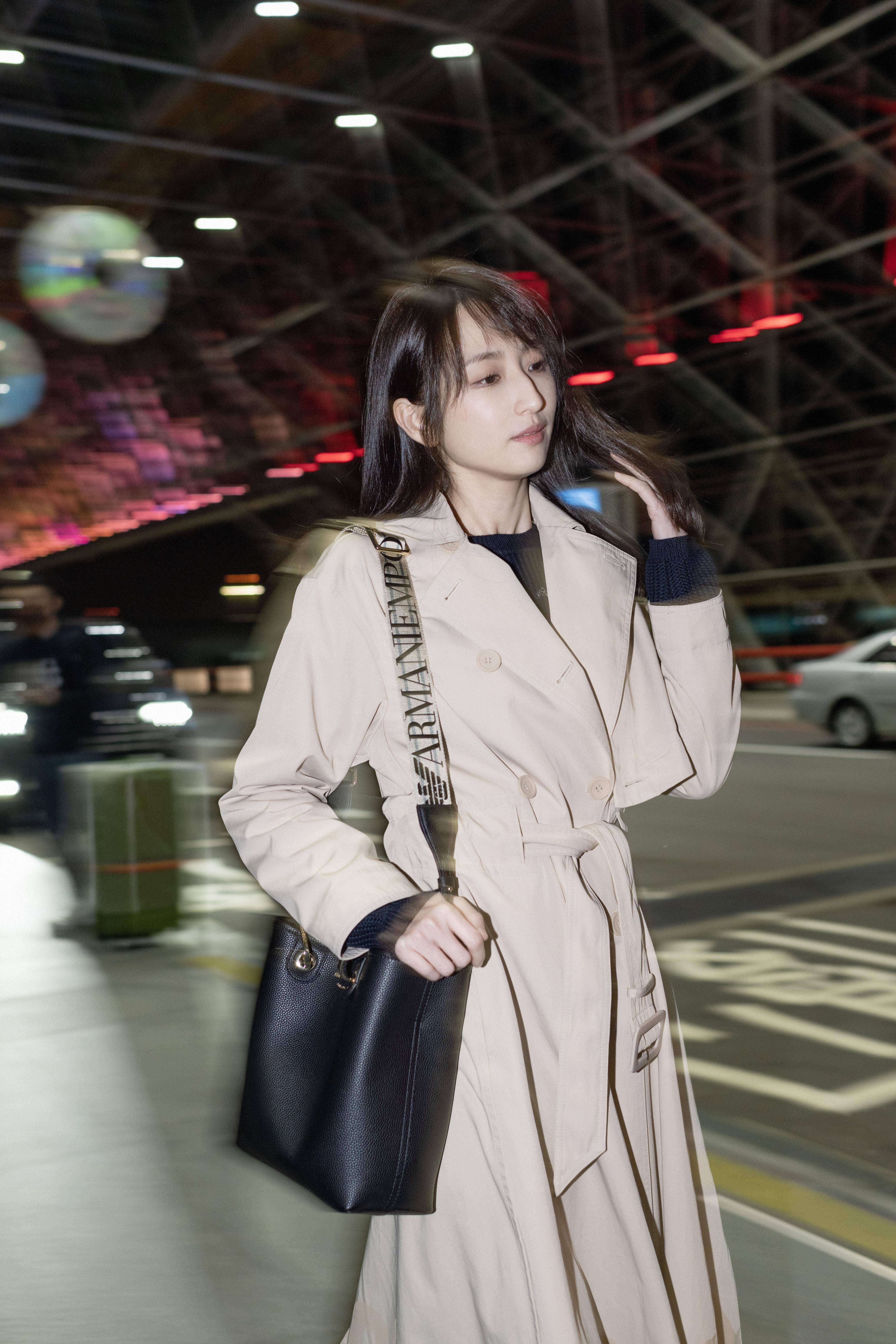 凤南小队征服时装周！柯佳嬿“风衣穿搭飘仙气”与施柏宇飞米兰 名人名流 图2张