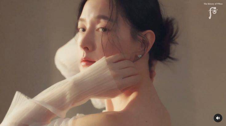 《大长今》20年了！52岁李英爱零赘肉美背大秀“防腐级美貌” 最新资讯 图1张