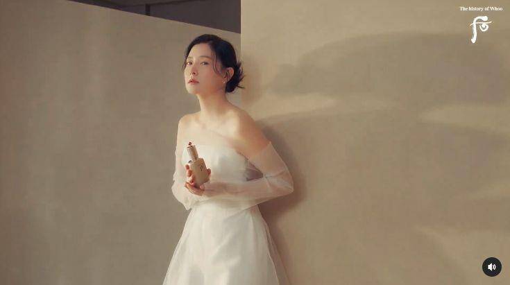 《大长今》20年了！52岁李英爱零赘肉美背大秀“防腐级美貌” 名人名流 图3张