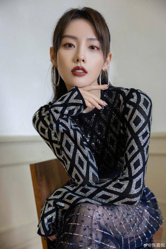 “最美妃子”张嘉倪气势碾压众女星！眉睫保养都不放过难怪当妈也能美出圈 最新资讯 图1张