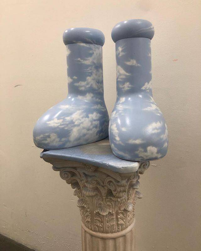 爆红“小金刚红靴”推出新版本？梦幻“蓝天白云”配色正中少女心！ 最新资讯 图3张