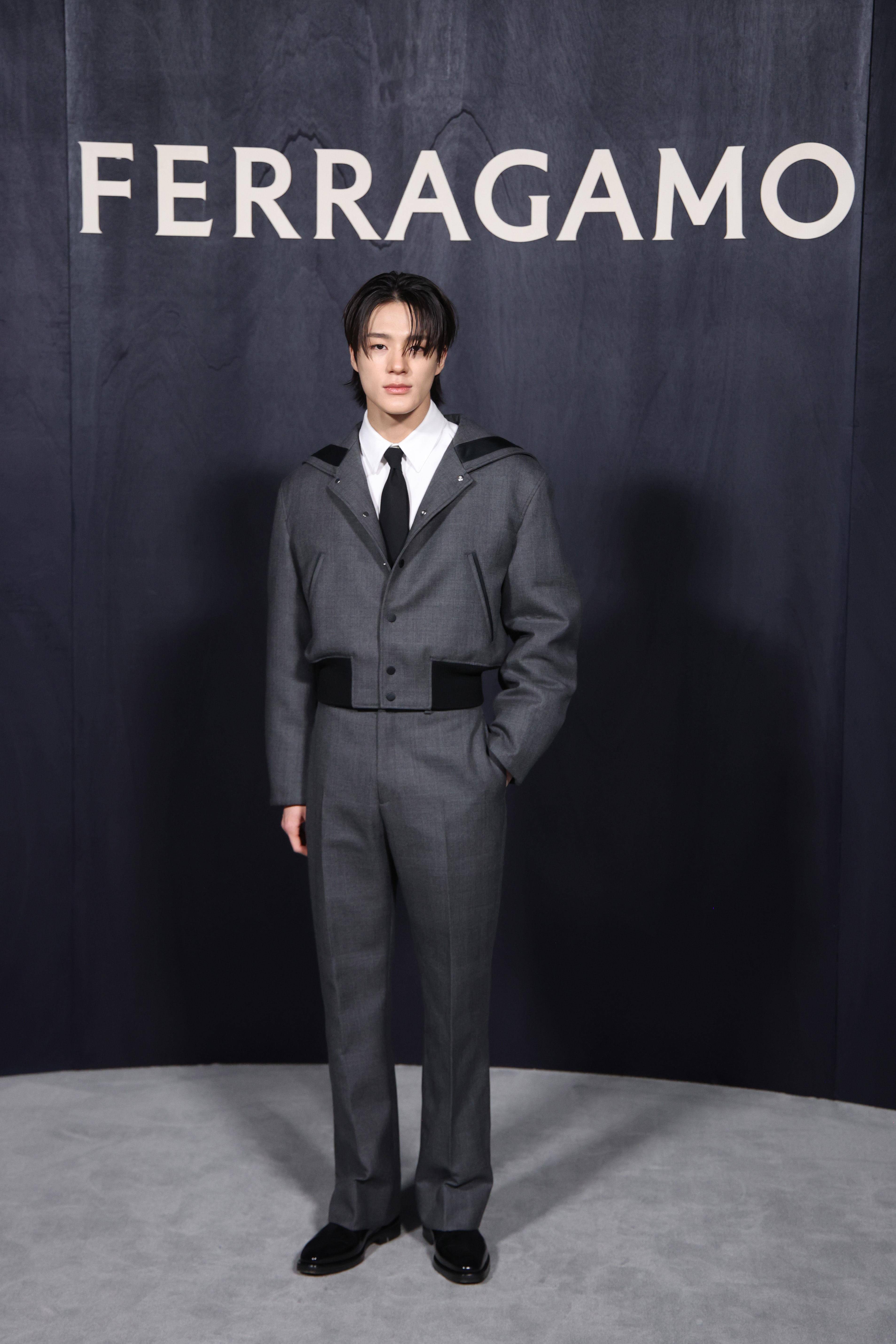 米兰时装周／(G)I-DLE小娟穿超帅看FERRAGAMO秀　BALLY展现蛇纹、皮草奢华之美 时尚穿搭 图2张