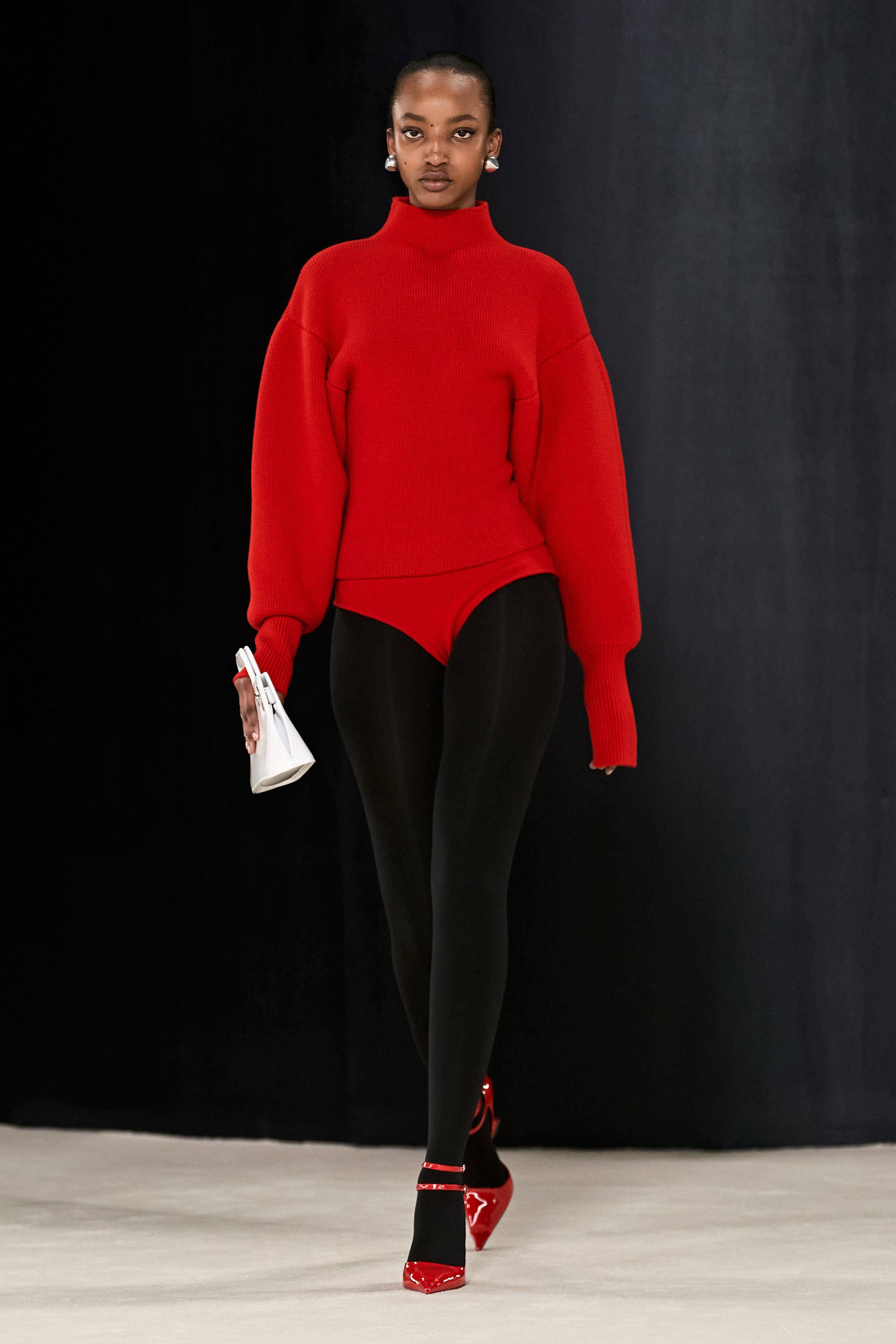 米兰时装周／(G)I-DLE小娟穿超帅看FERRAGAMO秀　BALLY展现蛇纹、皮草奢华之美 时尚穿搭 图4张