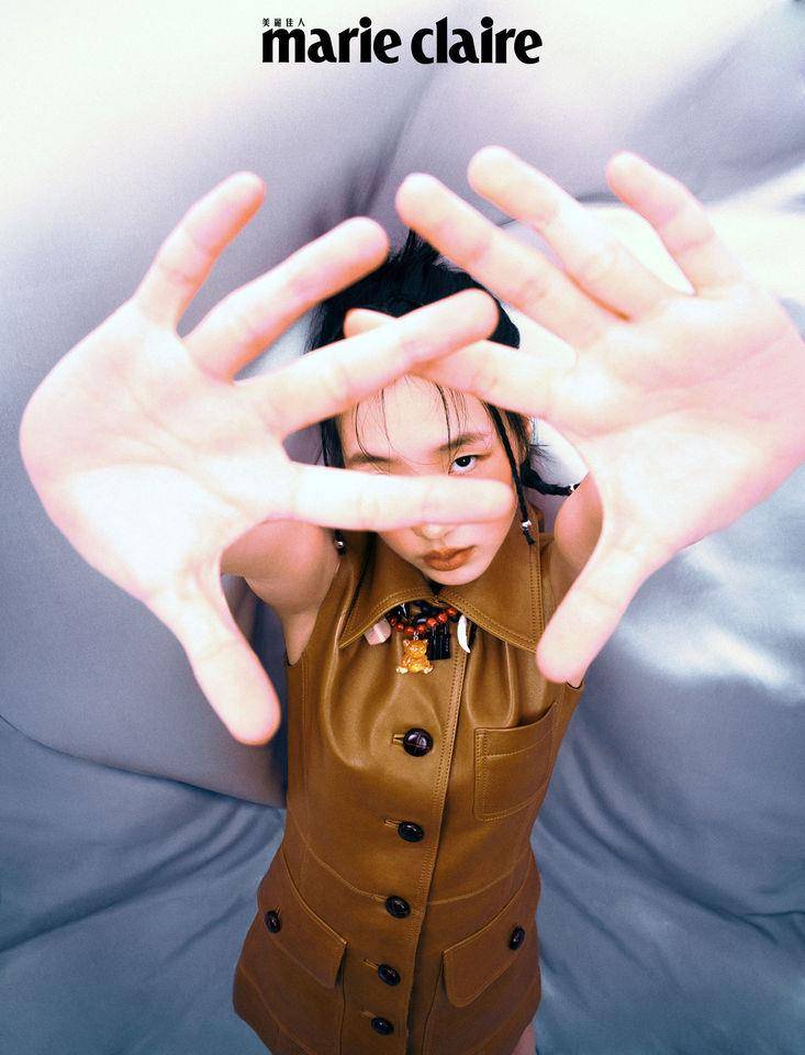 小S女儿穿同款银河连身裙变双生子！“超模级神韵”气势比妈妈更强 时尚穿搭 图4张