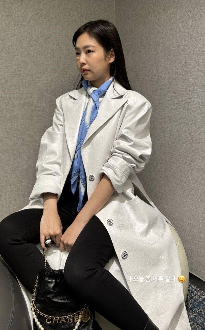 Jennie破相靠OK绷遮丑　照样拎香奈儿可爱包飞巴黎看秀 时尚穿搭 图1张