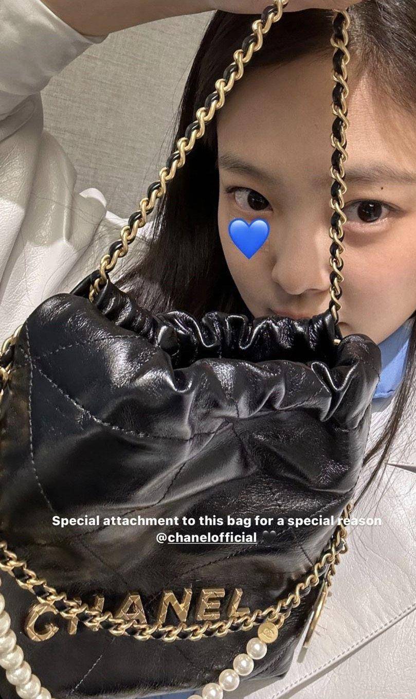 Jennie破相靠OK绷遮丑　照样拎香奈儿可爱包飞巴黎看秀 时尚穿搭 图3张