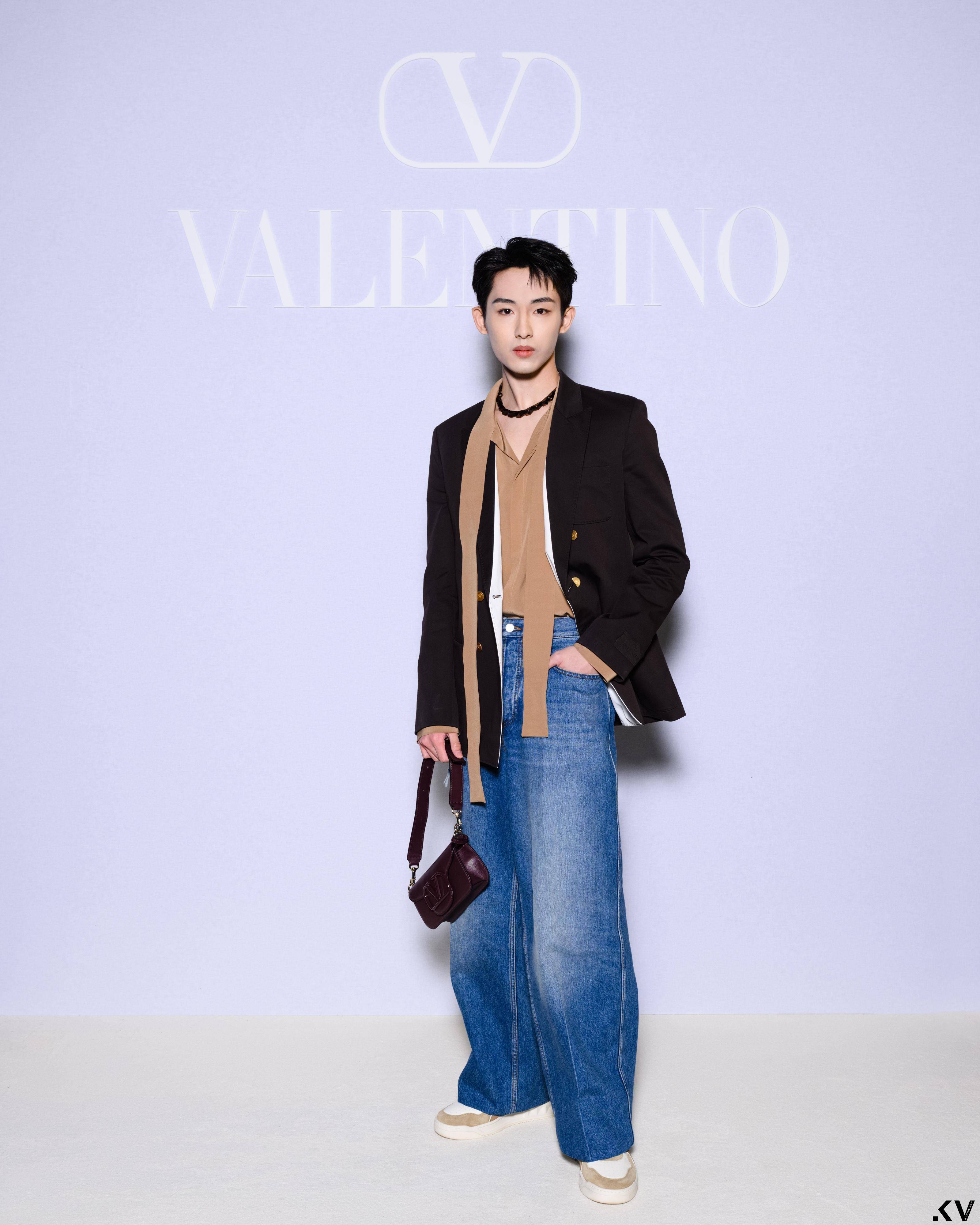 巴黎时装周／NCT winwin看秀超养眼！Valentino“一条领带”搭出全系列 时尚穿搭 图8张