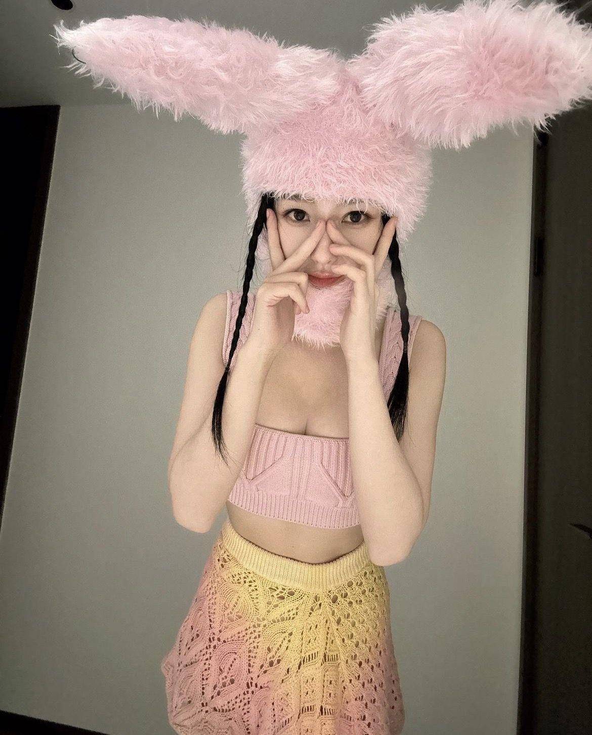 虞书欣私服尺度无极限！火辣穿搭泄傲人身材　化身粉色“兔女郎” 名人名流 图3张