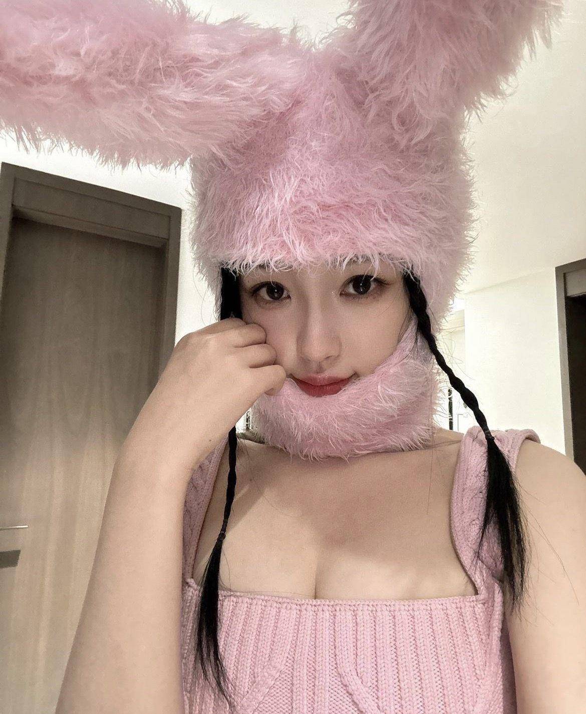虞书欣私服尺度无极限！火辣穿搭泄傲人身材　化身粉色“兔女郎” 名人名流 图4张