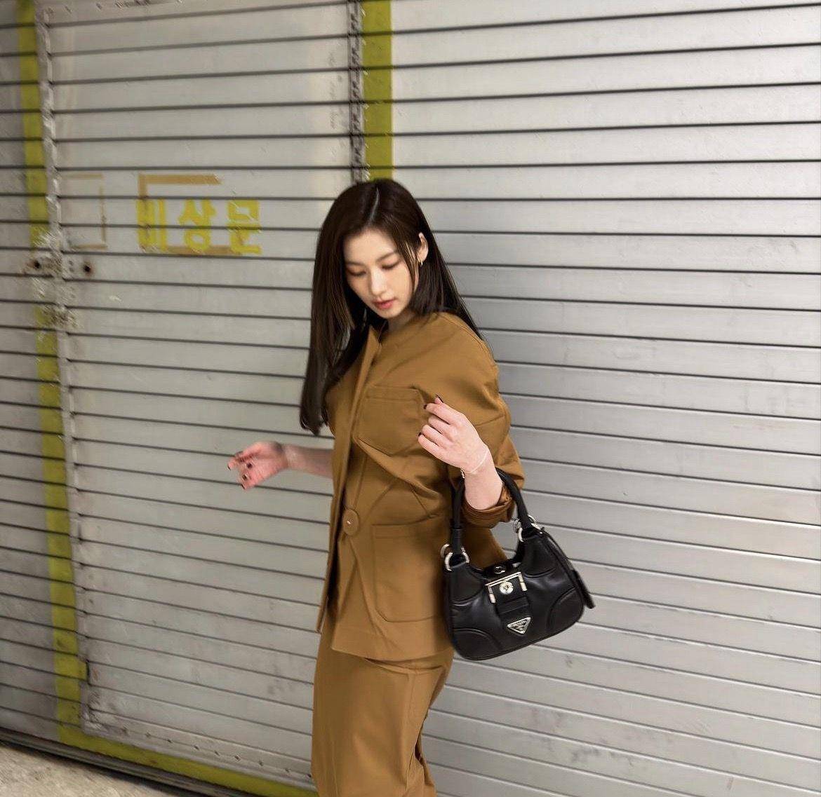 包・开箱／Sana率先示范PRADA“月亮包”　天空蓝色绝顶疗愈 名人名流 图1张