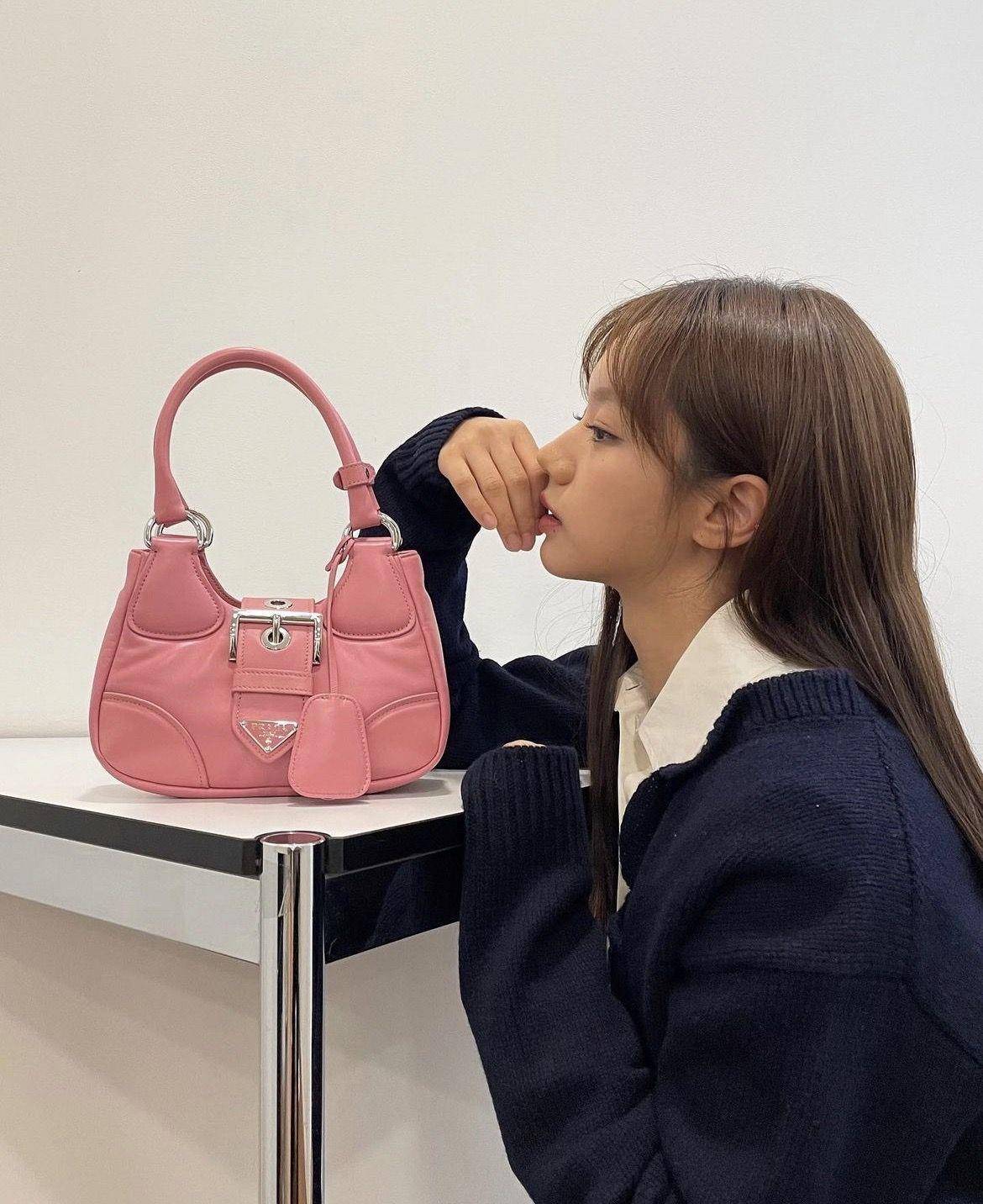 包・开箱／Sana率先示范PRADA“月亮包”　天空蓝色绝顶疗愈 名人名流 图3张
