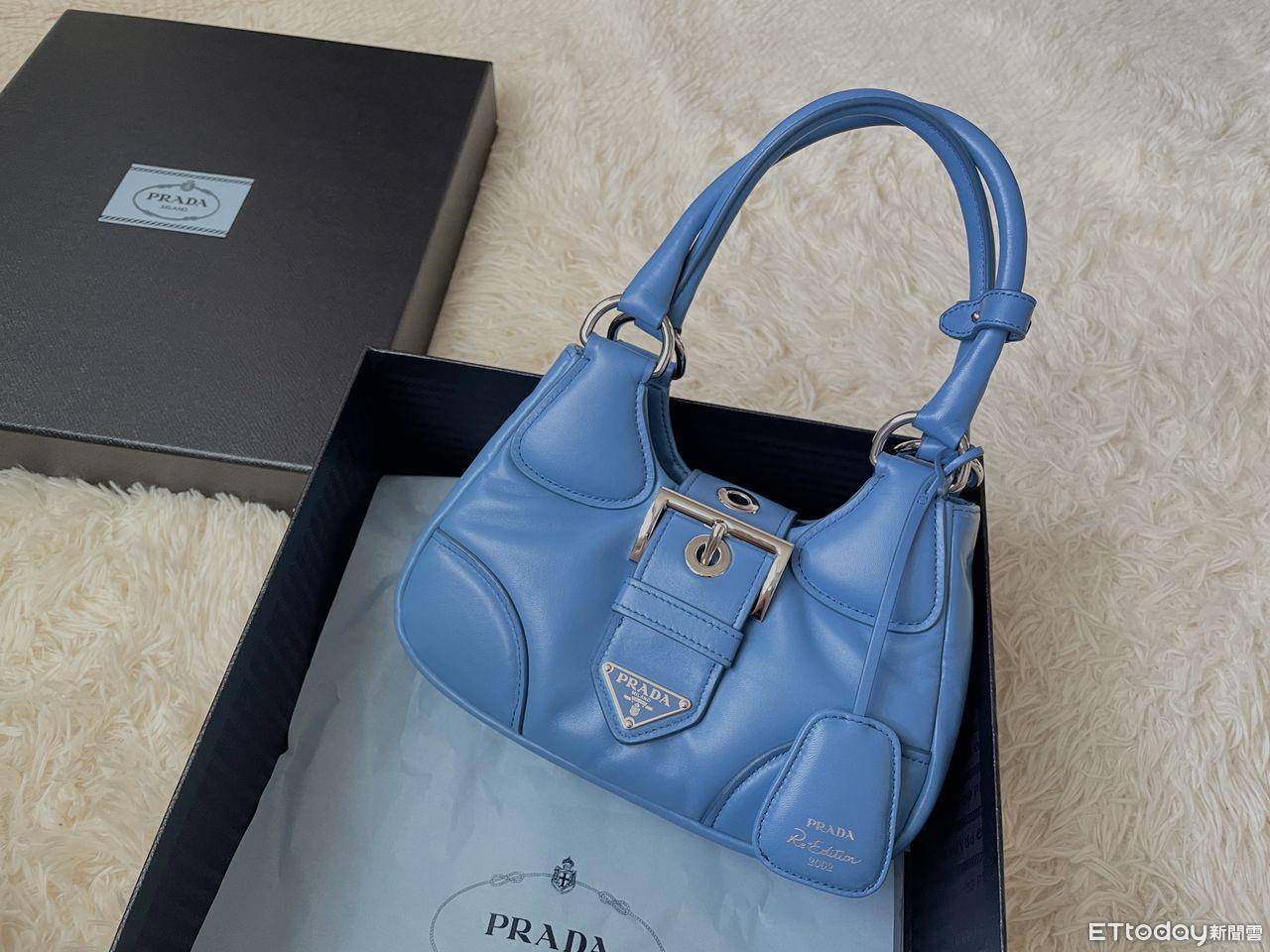 包・开箱／Sana率先示范PRADA“月亮包”　天空蓝色绝顶疗愈 名人名流 图5张