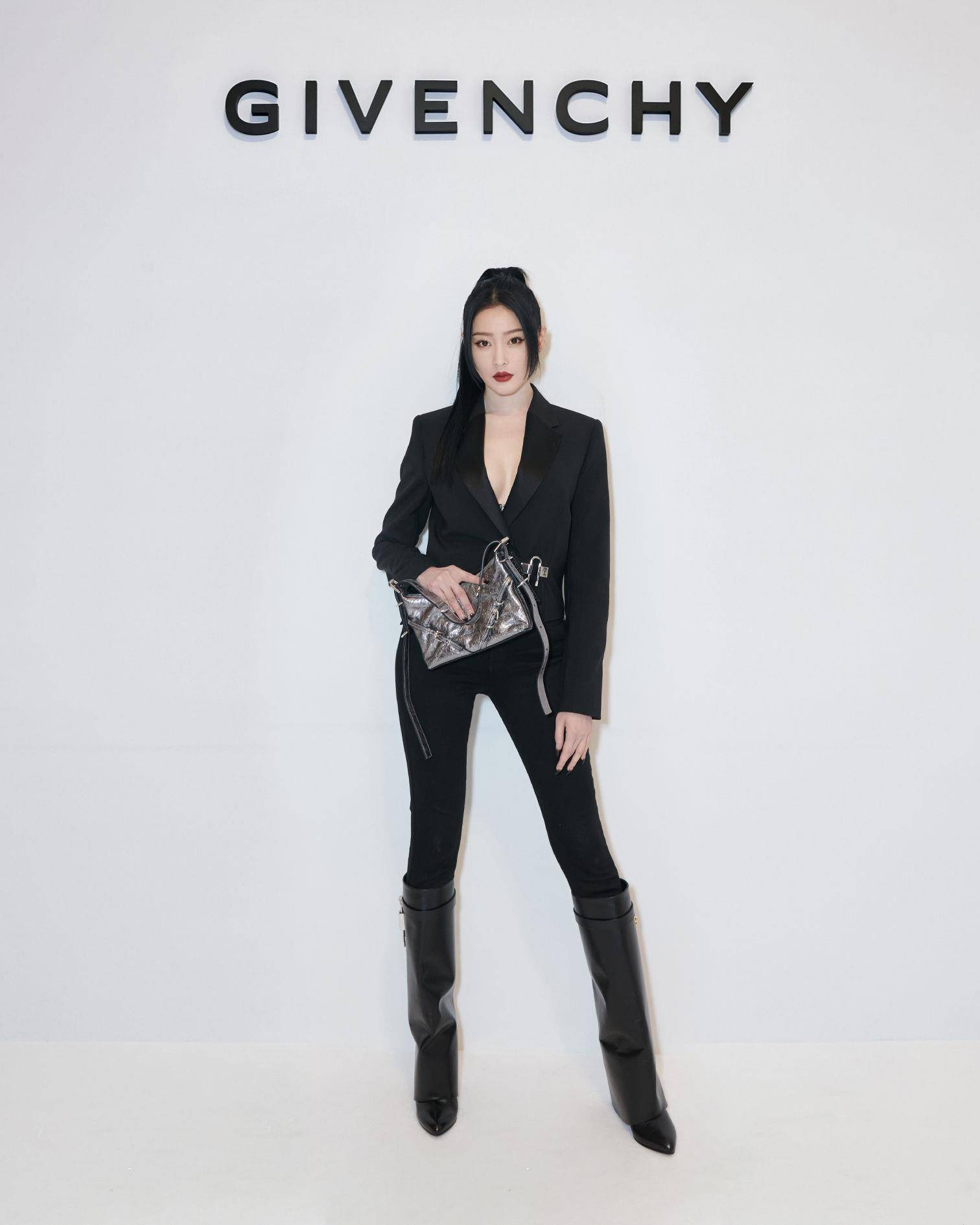 巴黎时装周／张天爱深V黑装性感养眼！GIVENCHY打造优雅、街头融合的新一季 时尚穿搭 图1张