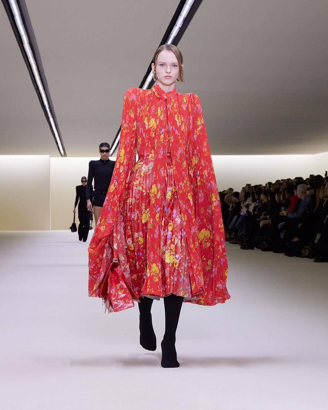 巴黎时装周／杨丞琳红唇看秀美炸！BALENCIAGA“回归初心”剪裁超耐看 名人名流 图4张