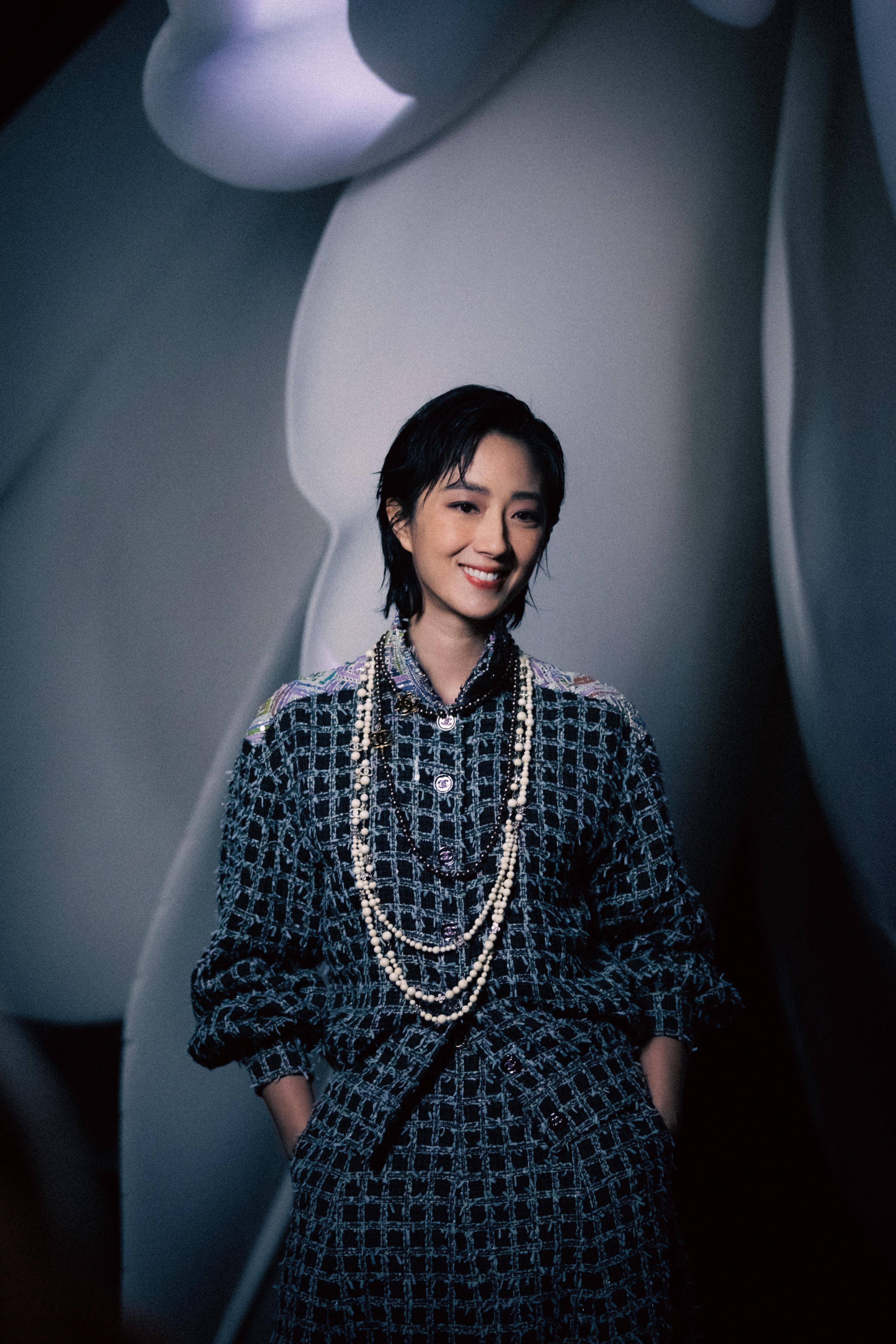 巴黎时装周／Jennie与朴叙俊梦幻合体！CHANEL山茶花绽放迷你包、绝美大衣 名人名流 图2张