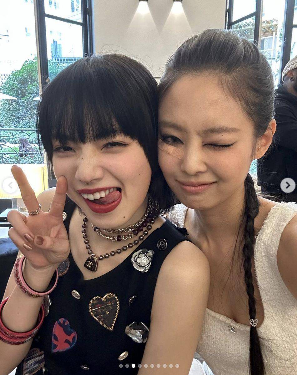 巴黎时装周／Jennie与朴叙俊梦幻合体！CHANEL山茶花绽放迷你包、绝美大衣 名人名流 图12张