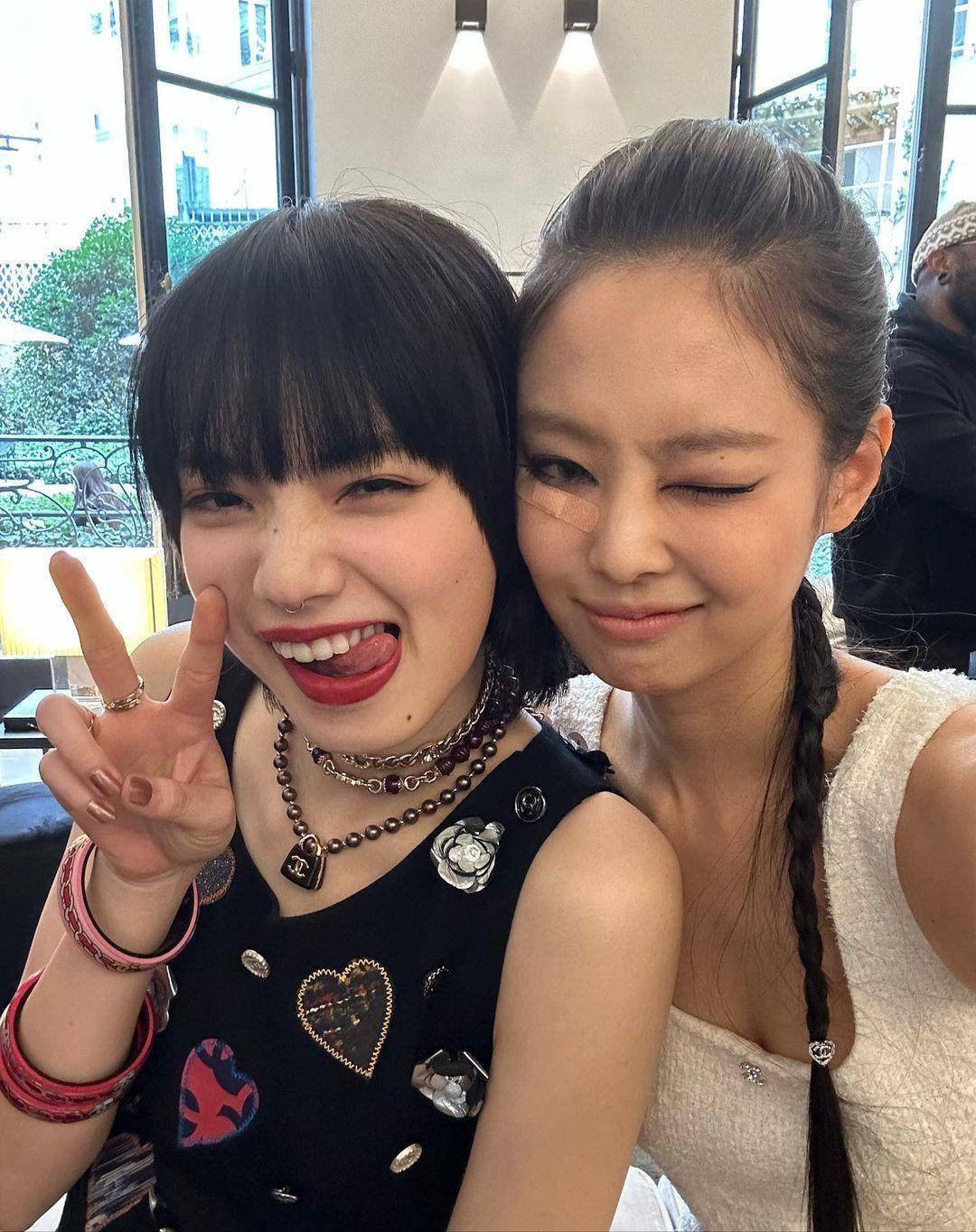 两代“MJ”巴黎时装周惊喜合体　Jennie带伤亮相脸贴小松菜奈 时尚穿搭 图4张