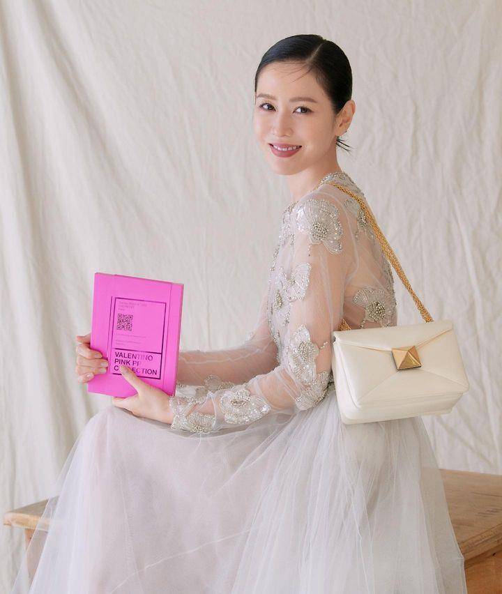 VALENTINO“满版V标志”美鞋本季必败　“孙艺珍类似款”百万婚纱公开 时尚穿搭 图7张