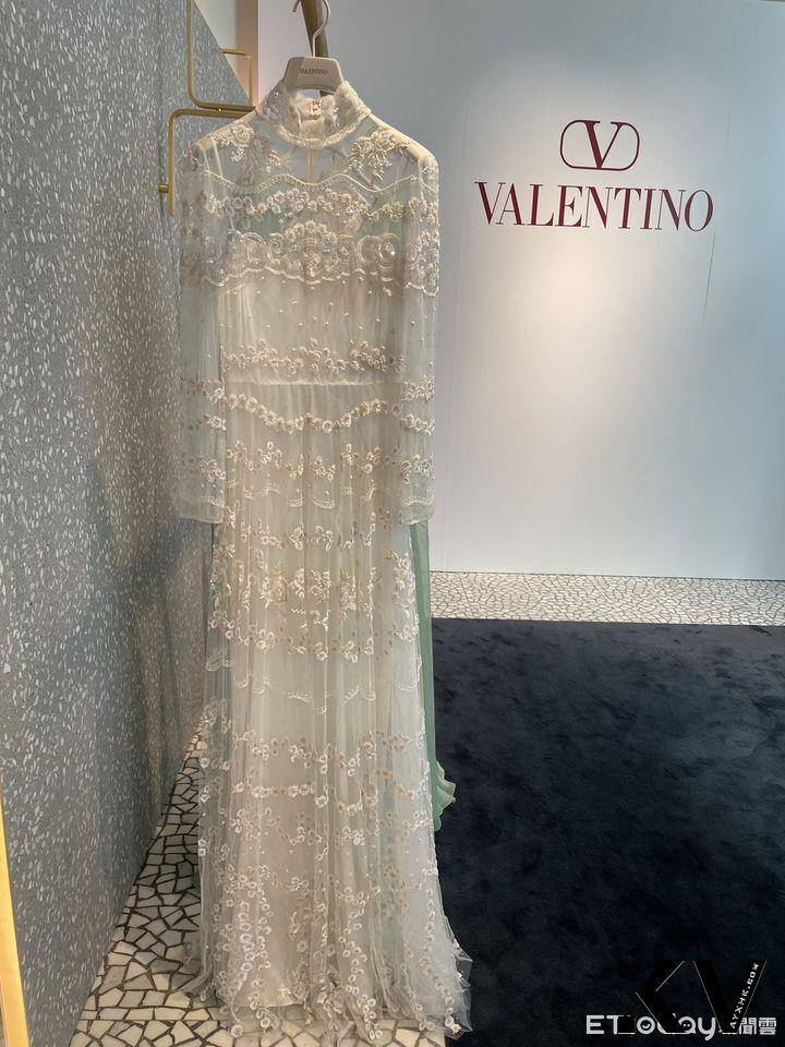 VALENTINO“满版V标志”美鞋本季必败　“孙艺珍类似款”百万婚纱公开 时尚穿搭 图8张