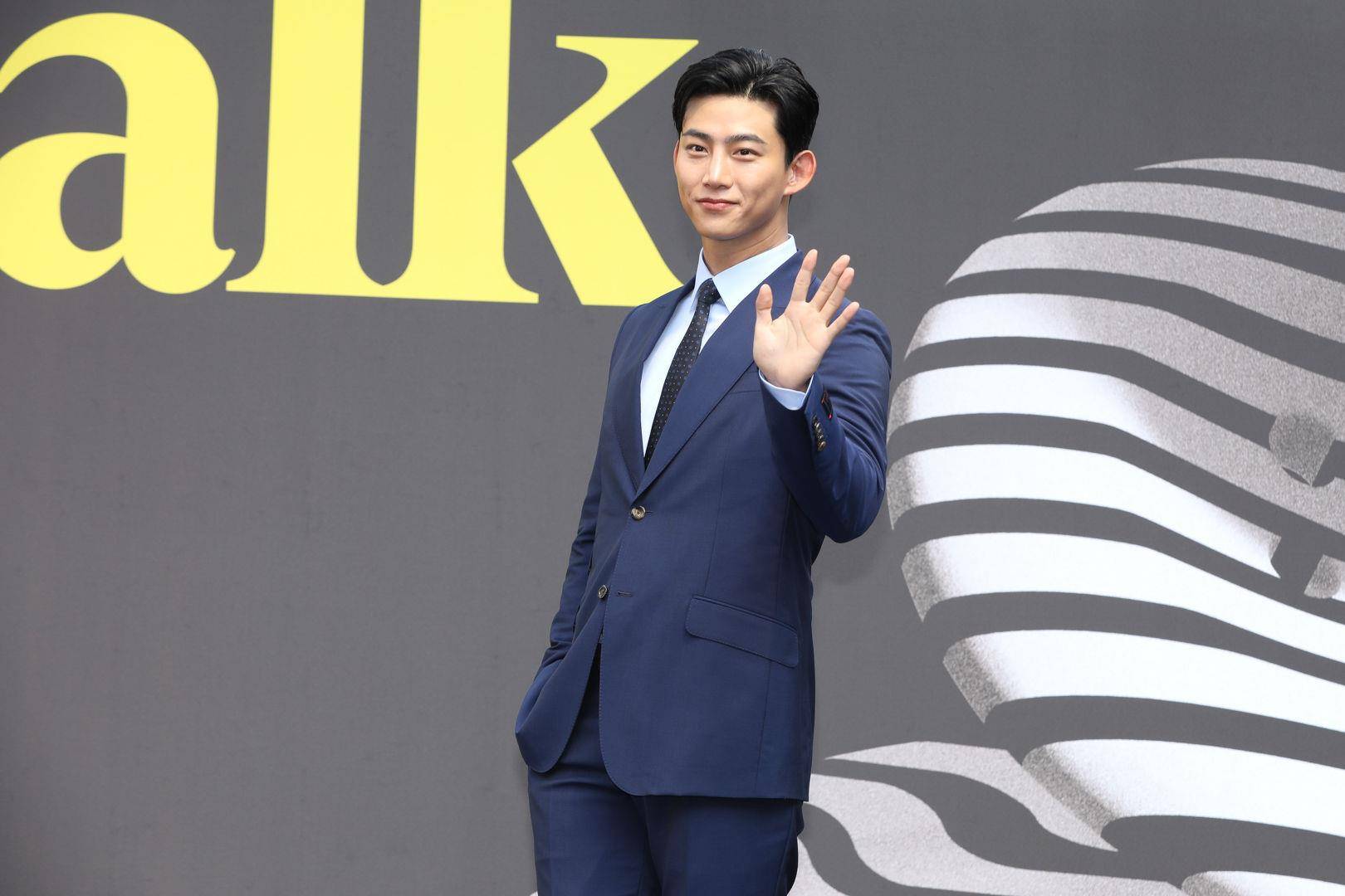 玉泽演13万Gucci行头帅翻信义区　长腿欧巴领绅士游行气势逼人 时尚穿搭 图1张