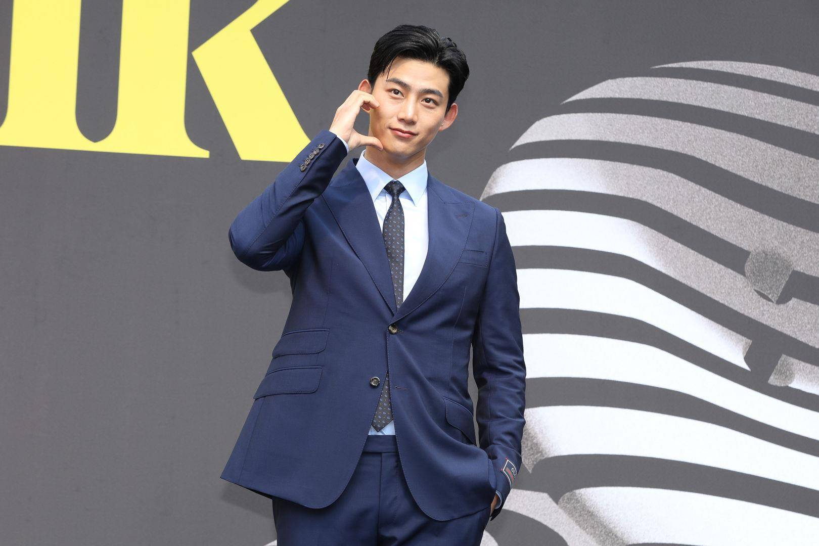 玉泽演13万Gucci行头帅翻信义区　长腿欧巴领绅士游行气势逼人 时尚穿搭 图2张