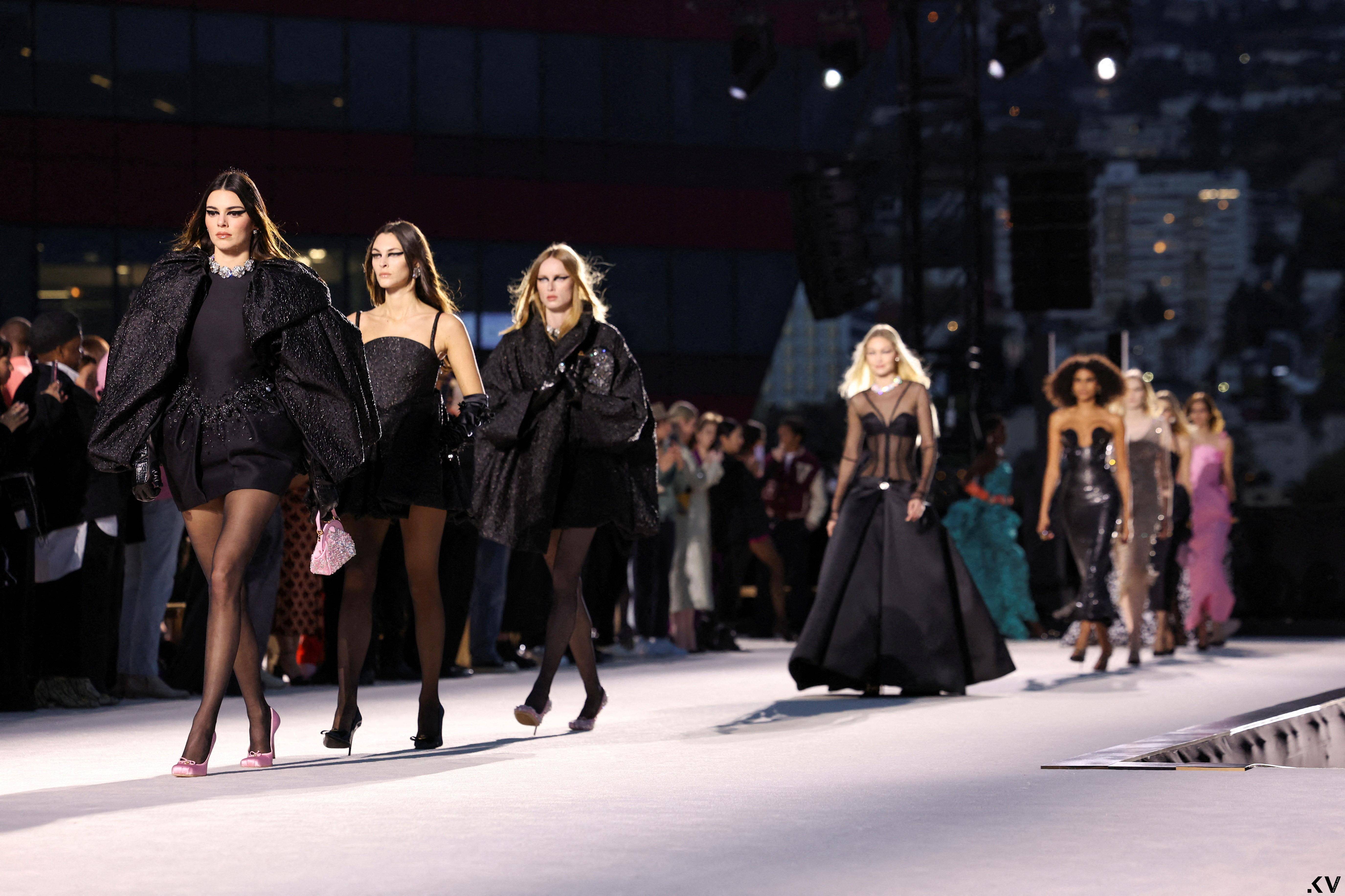 安海瑟薇、麦莉助阵Versace比美！洛杉矶大秀“危险低腰”重回黄金时代 时尚穿搭 图1张