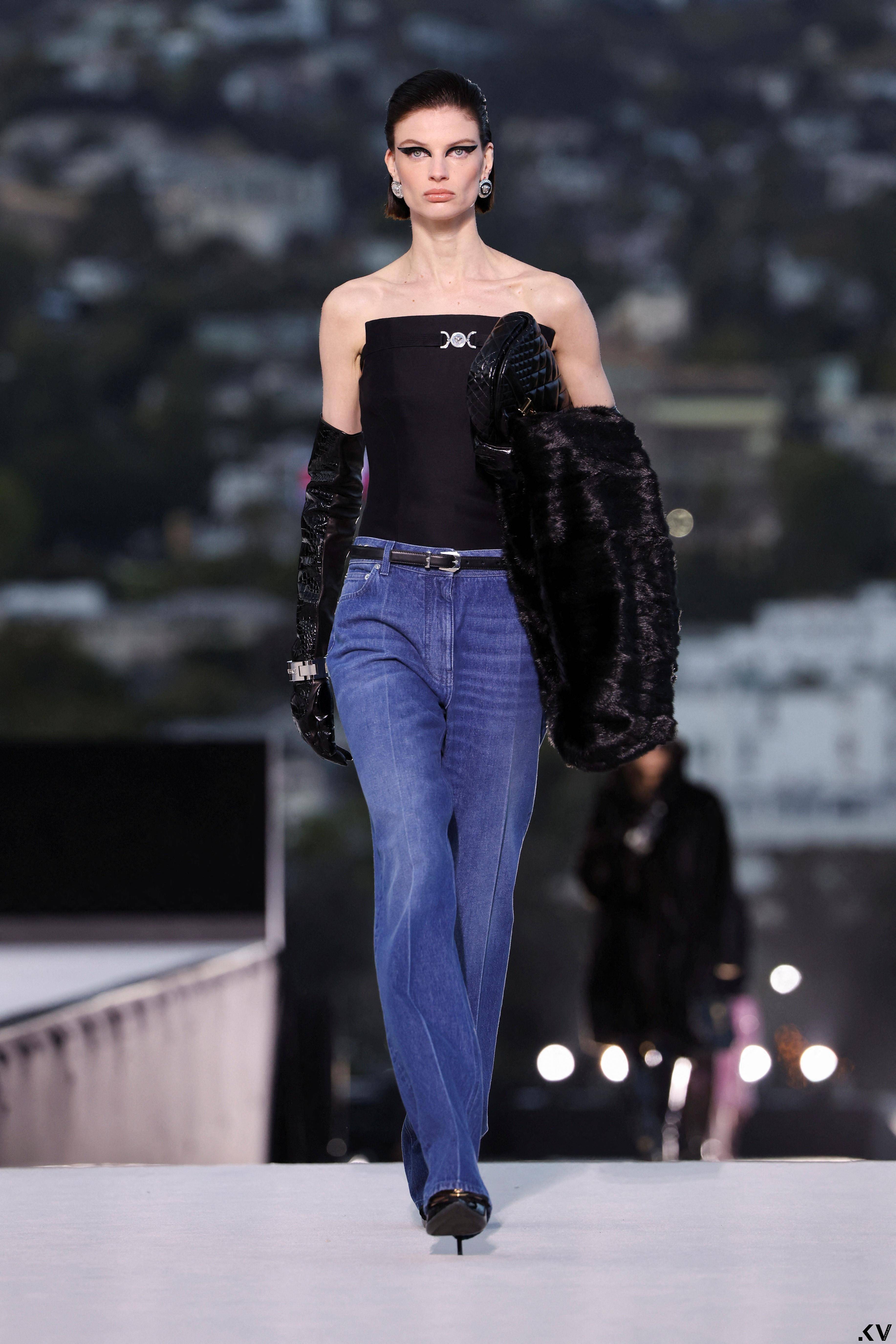 安海瑟薇、麦莉助阵Versace比美！洛杉矶大秀“危险低腰”重回黄金时代 时尚穿搭 图7张