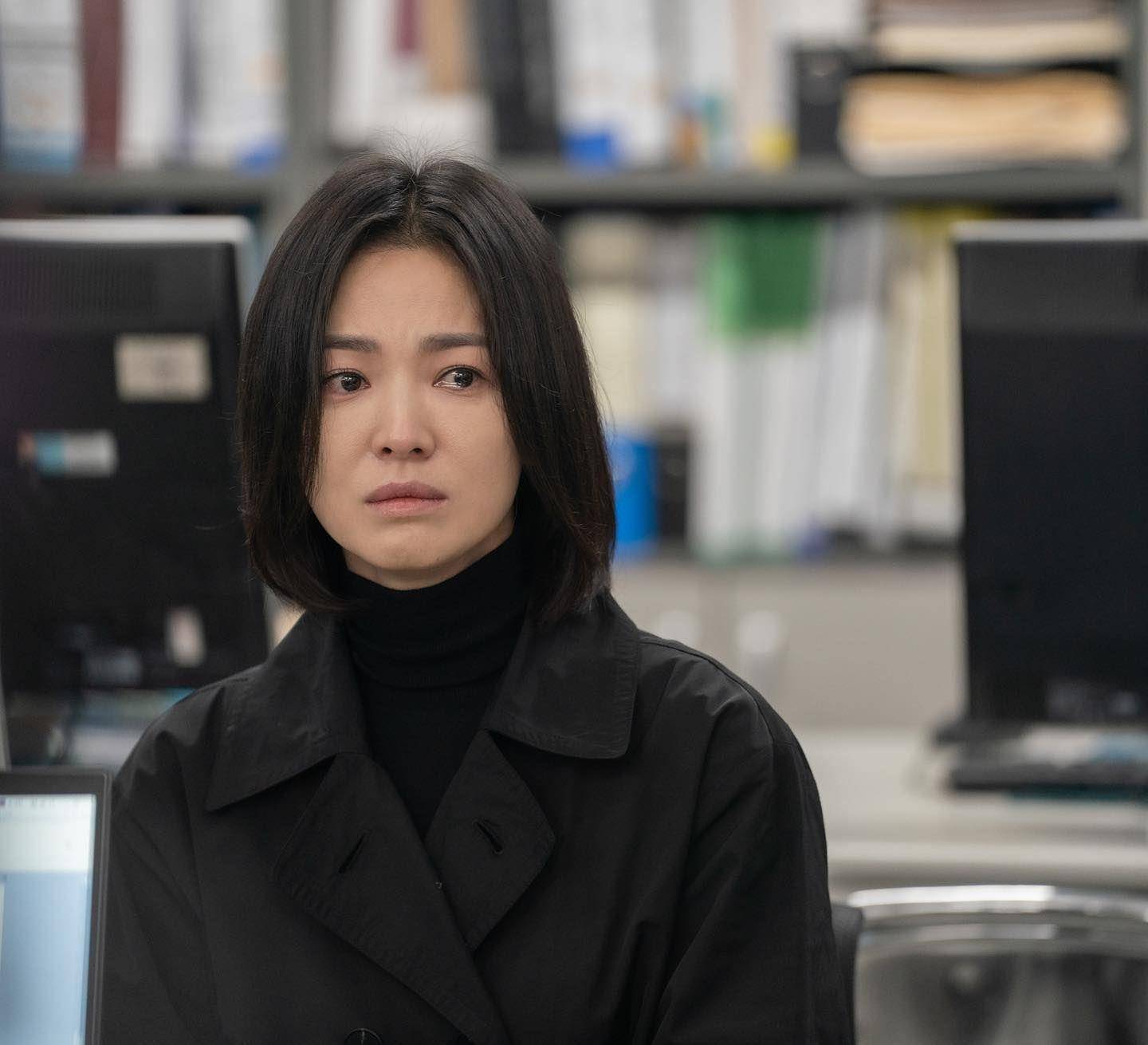 宋慧乔《黑暗荣耀》复仇装一身素　靠珍珠钻石耳环添亮点 奢侈品牌 图3张
