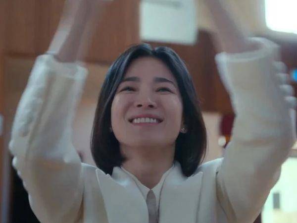宋慧乔《黑暗荣耀》复仇装一身素　靠珍珠钻石耳环添亮点 奢侈品牌 图1张