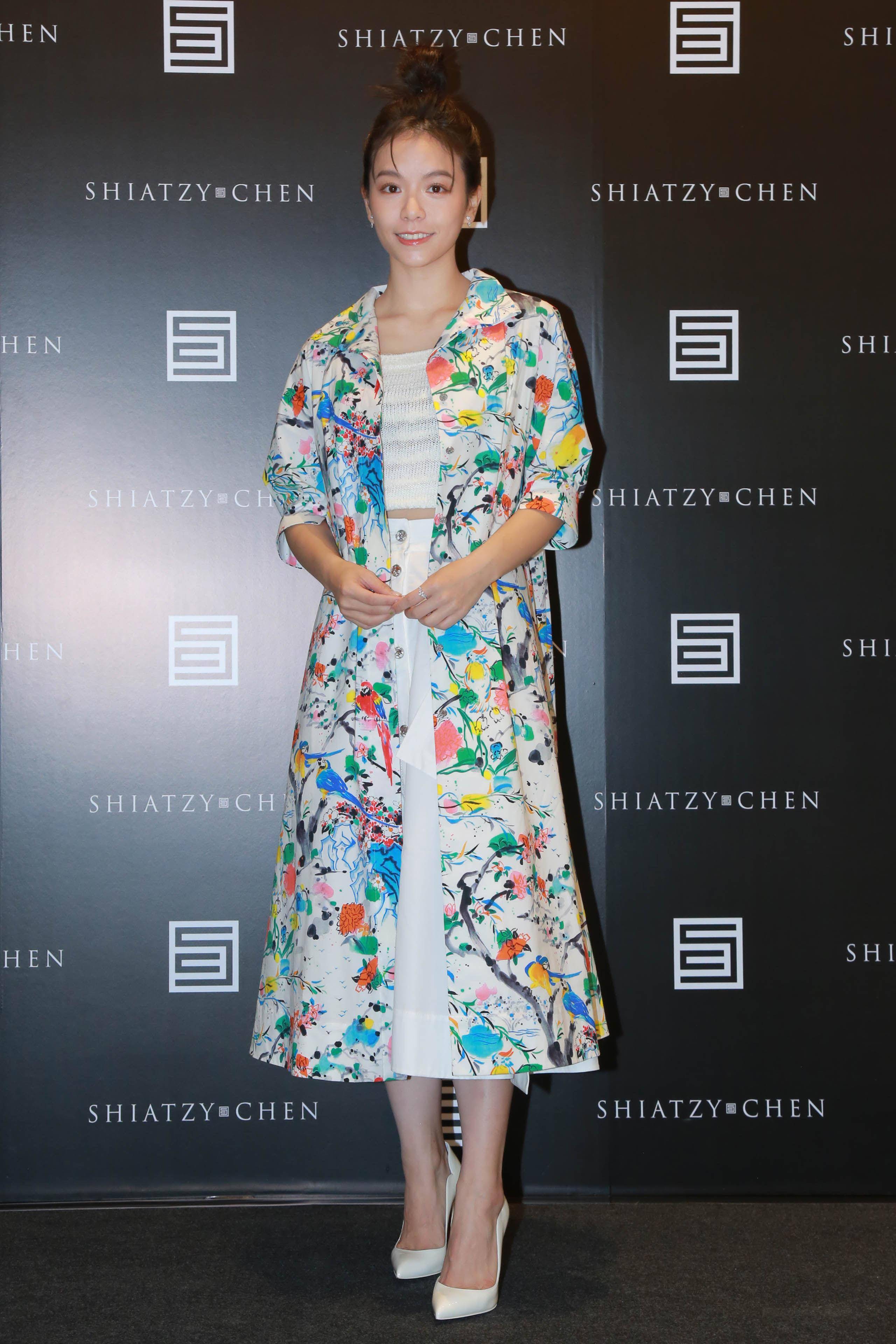 宋芸桦穿“杨紫琼爱牌”印花装挺慈善特卖　最想演《妈的多重宇宙》一角色 名人名流 图1张
