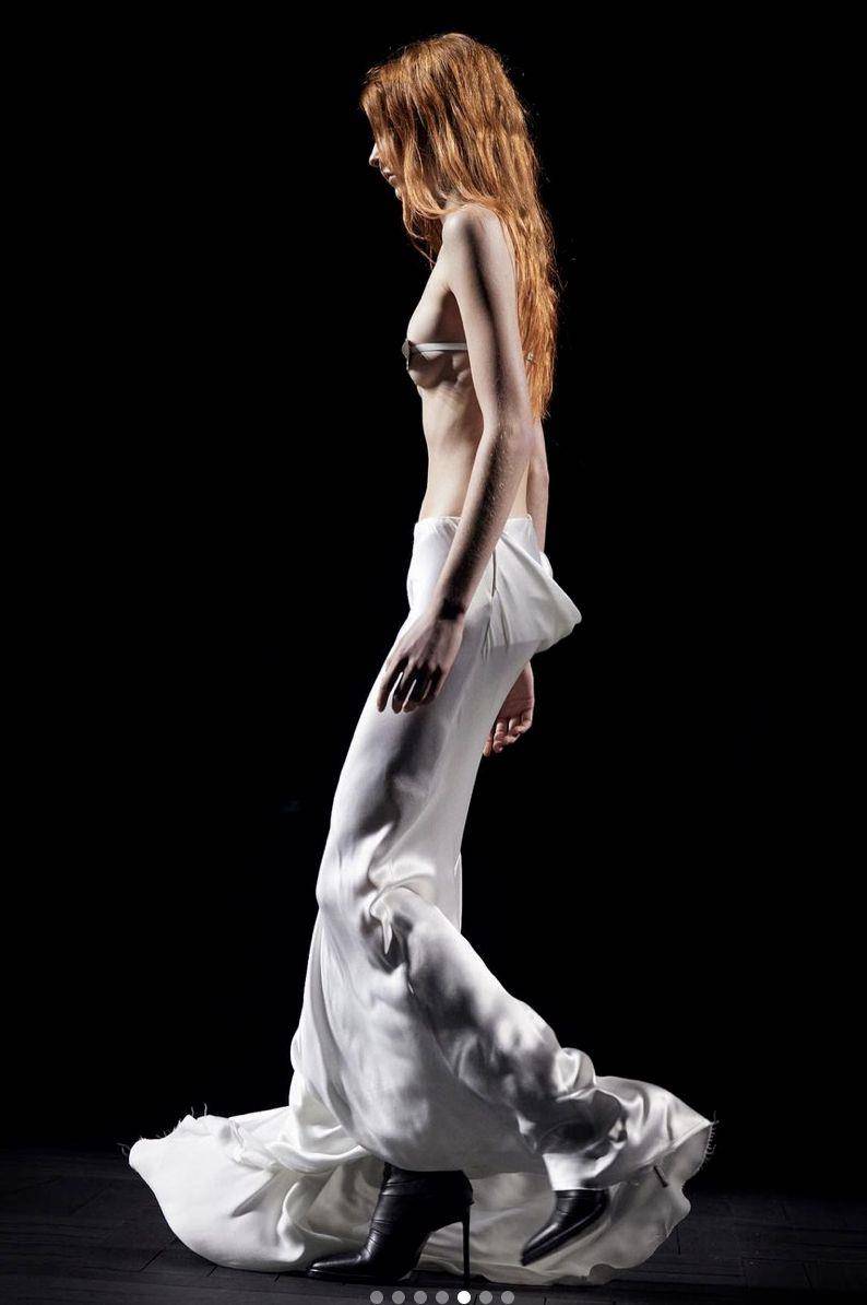 说・流行／一根羽毛惊艳奥斯卡派对　Ann Demeulemeester进入新性感境界 时尚穿搭 图4张