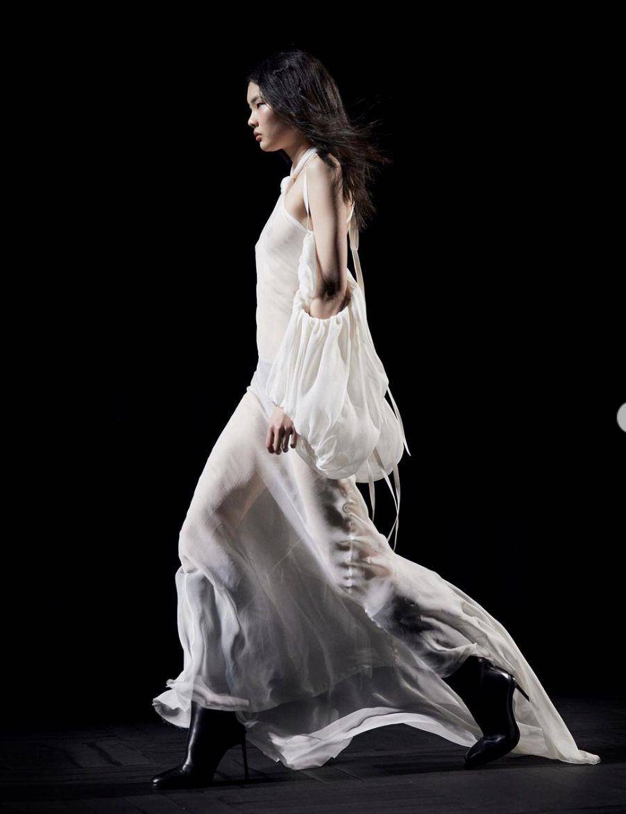 说・流行／一根羽毛惊艳奥斯卡派对　Ann Demeulemeester进入新性感境界 时尚穿搭 图3张