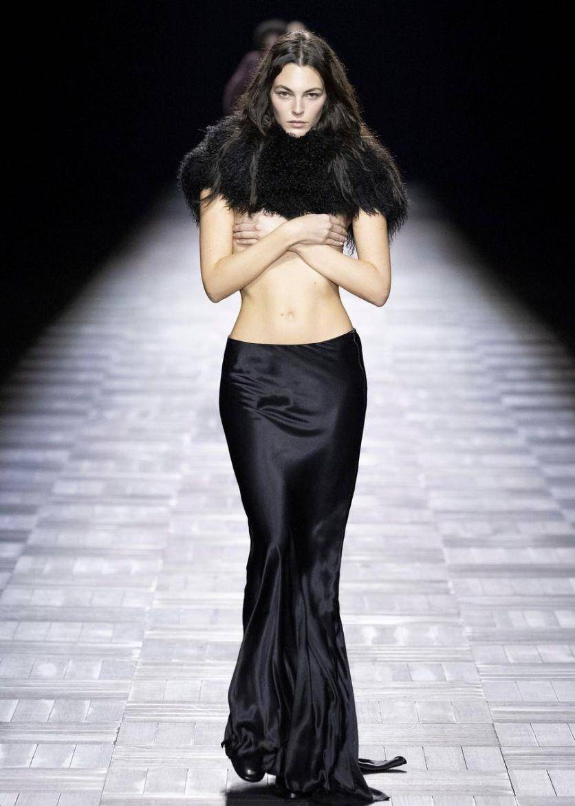 说・流行／一根羽毛惊艳奥斯卡派对　Ann Demeulemeester进入新性感境界 时尚穿搭 图5张
