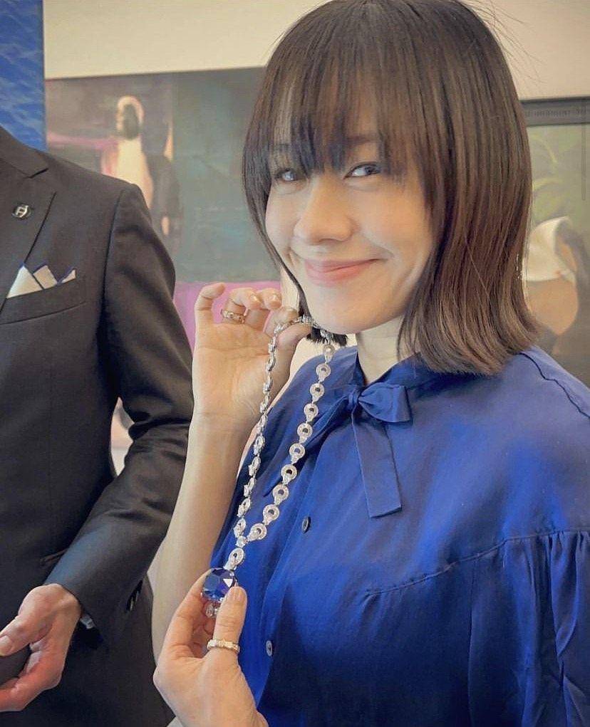 44岁林嘉欣漾少女甜笑　试戴百克拉蓝宝项炼吹口哨 奢侈品牌 图1张