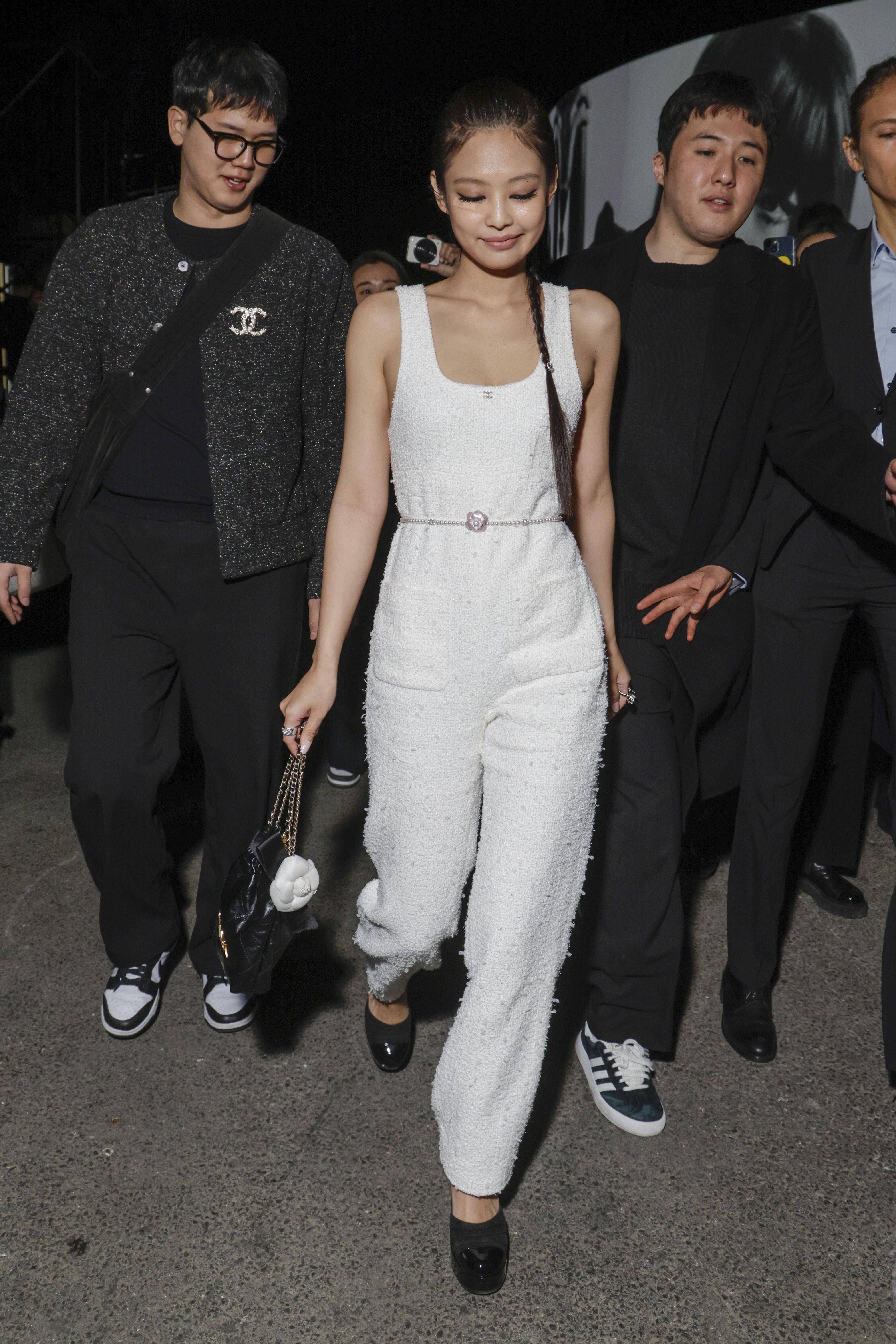 Jennie狂晒CHANEL 22迷你包有原因！“新身分加持”百搭粉嫩色太烧 名人名流 图5张
