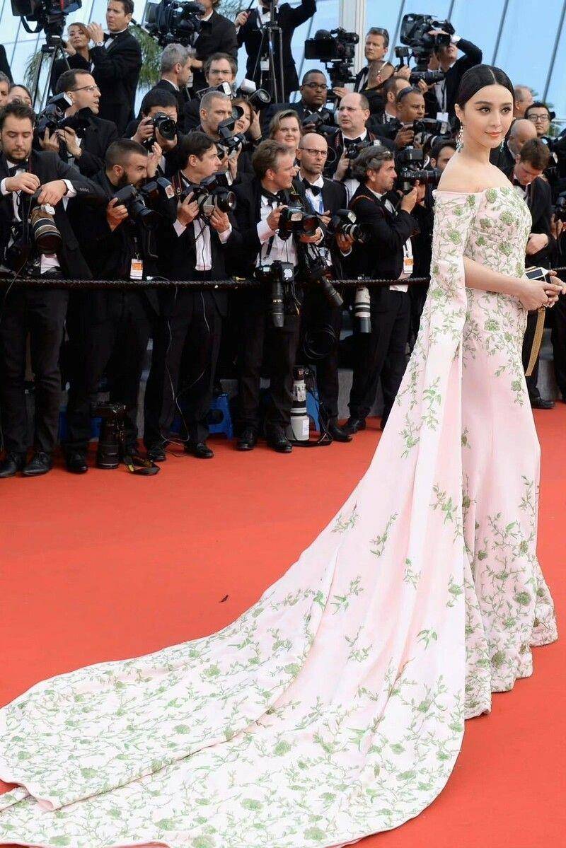 范冰冰最具代表性的5套红毯造型　华丽缎面礼服再现女王气场 名人名流 图9张