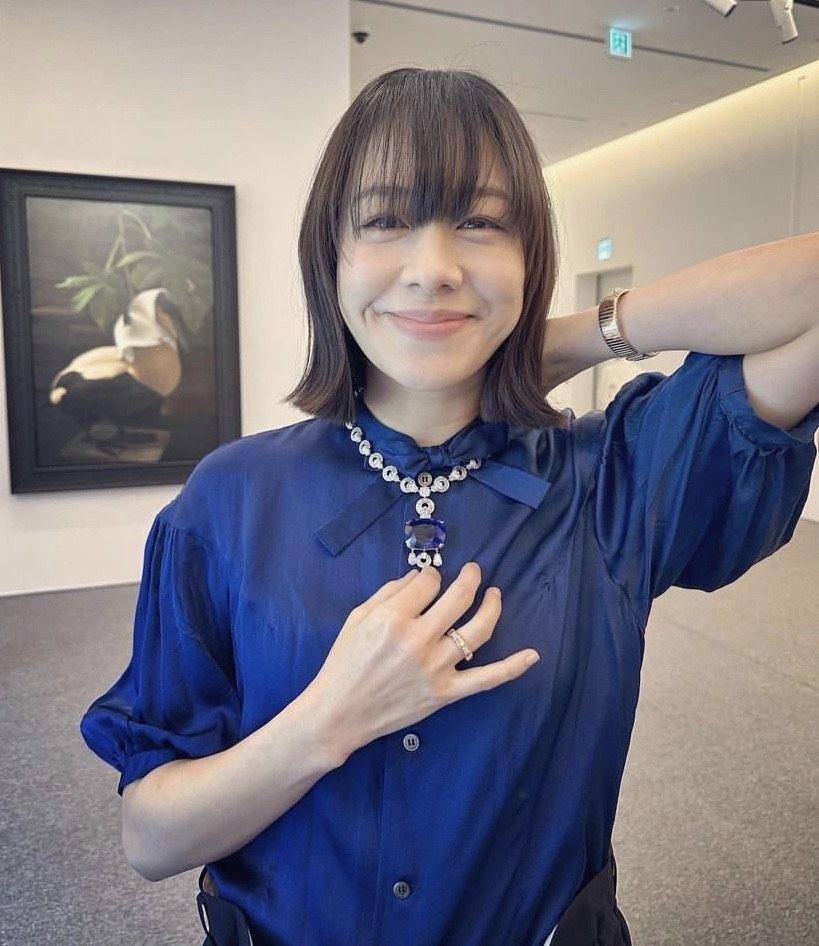 44岁林嘉欣漾少女甜笑　试戴百克拉蓝宝项炼吹口哨 名人名流 图2张