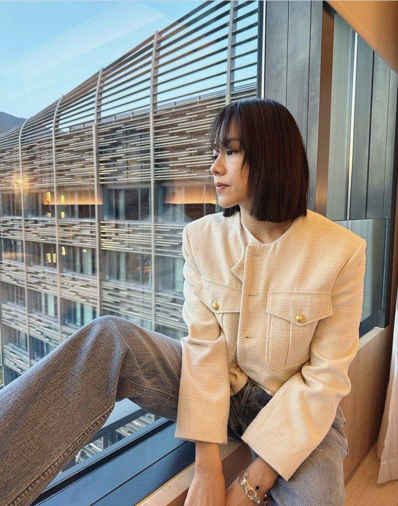 44岁林嘉欣漾少女甜笑　试戴百克拉蓝宝项炼吹口哨 名人名流 图4张