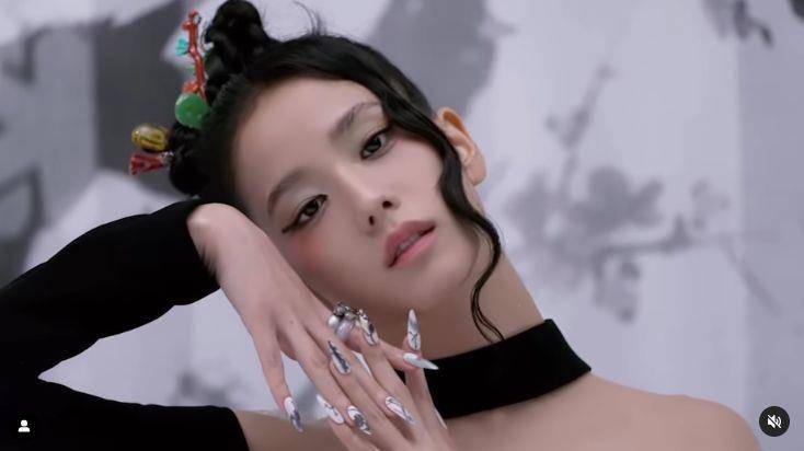 Jisoo回归片段释出！大U领黑礼服露白皙直角肩　飙高眼线又飒又美 名人名流 图1张