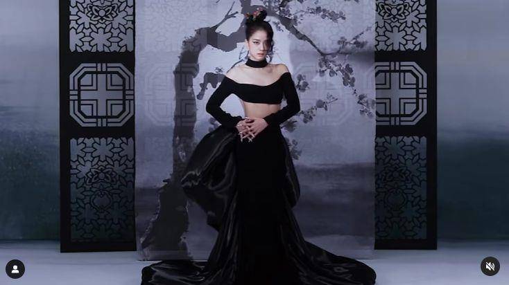 Jisoo回归片段释出！大U领黑礼服露白皙直角肩　飙高眼线又飒又美 名人名流 图2张