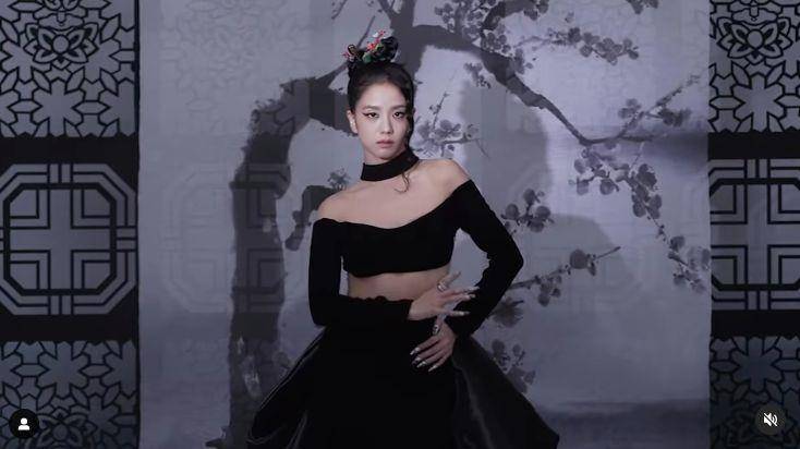 Jisoo回归片段释出！大U领黑礼服露白皙直角肩　飙高眼线又飒又美 名人名流 图3张