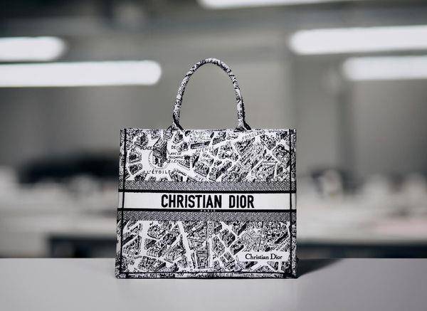 周冬雨脸上画南瓜！LV联名草间弥生有新招　DIOR“地图版”托特包好烧 名人名流 图7张