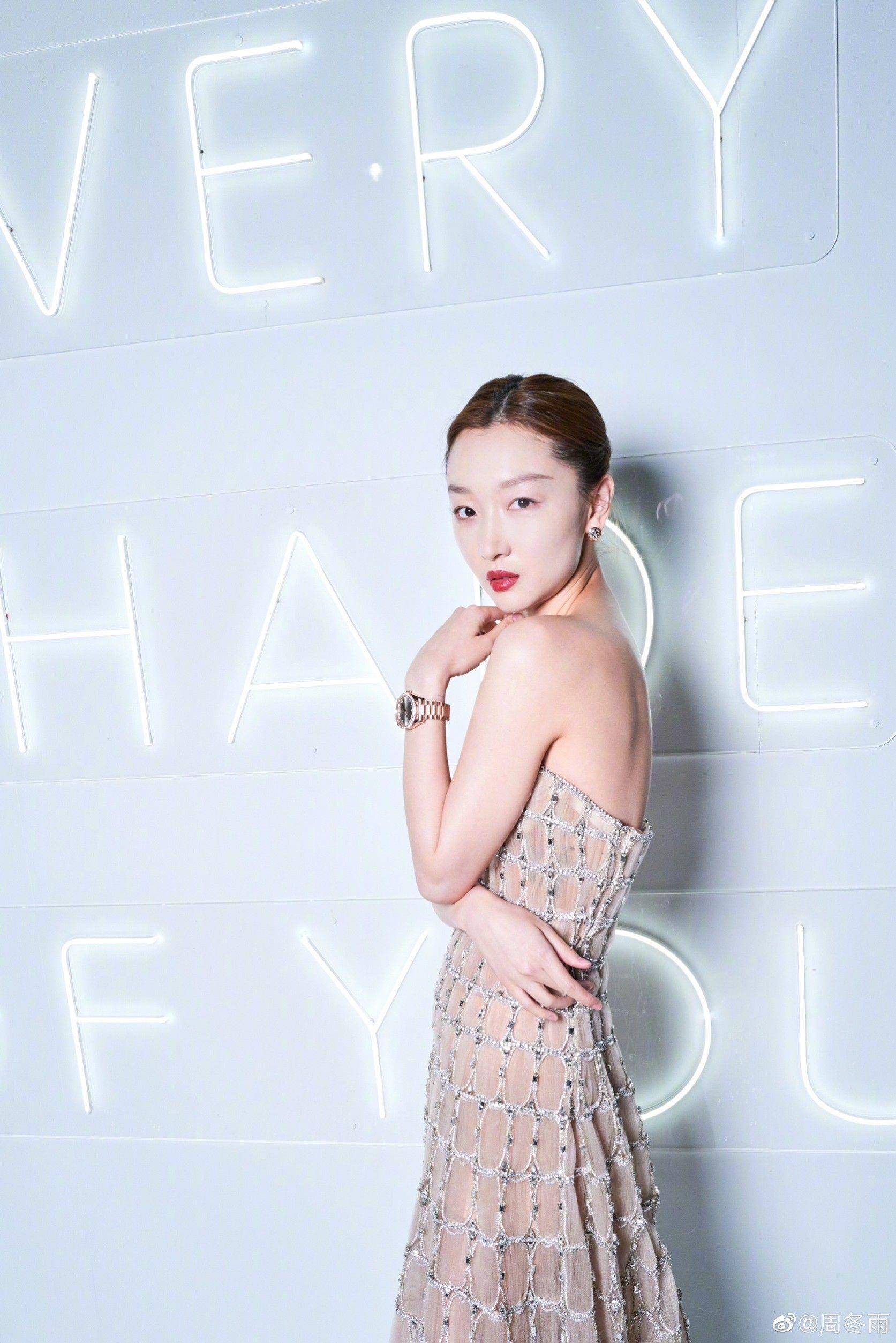 周冬雨世纪同框奥斯卡影帝、猫女　透明水晶礼服身形全看光！ 名人名流 图3张