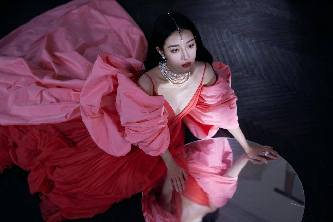 简直是“异域公主”！迪丽热巴红色深V高订配蝴蝶结美爆　连珍珠项炼都戴得优雅 名人名流 图3张
