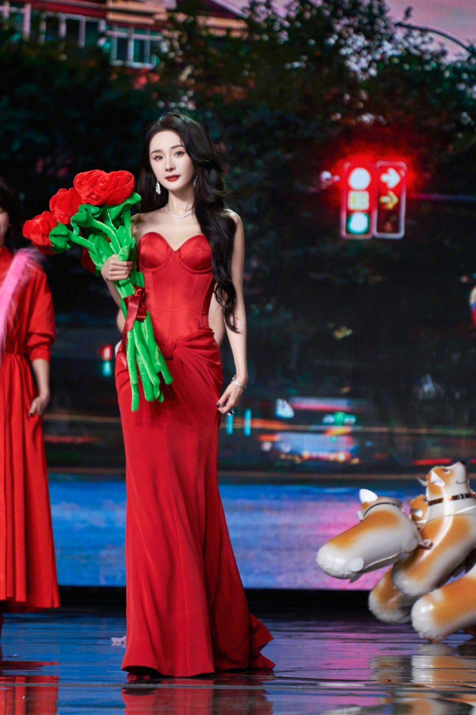 杨幂马甲红裙勾出极致S曲线！　Jessica罕见放送深沟化身黑天鹅 名人名流 图1张