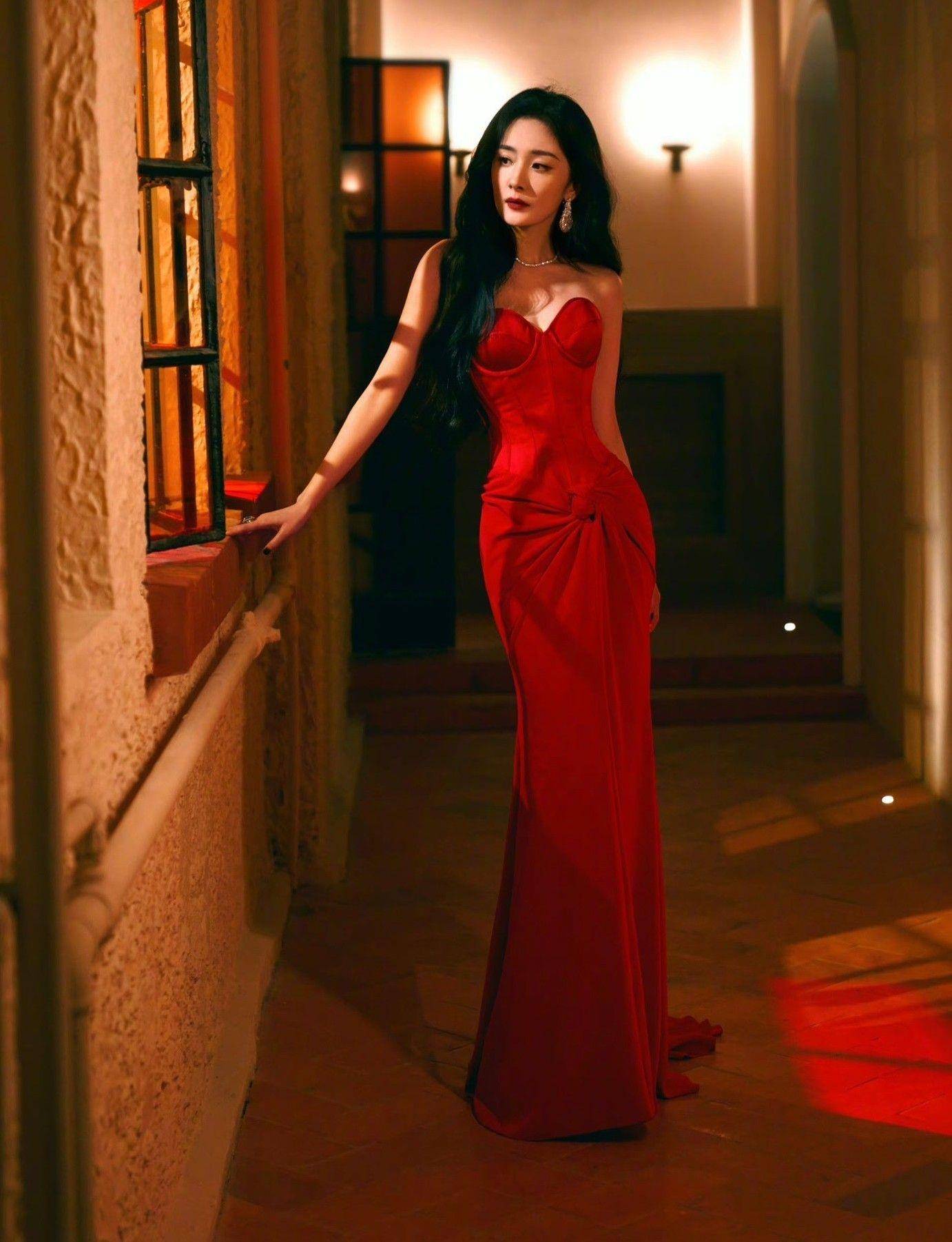 杨幂马甲红裙勾出极致S曲线！　Jessica罕见放送深沟化身黑天鹅 名人名流 图2张