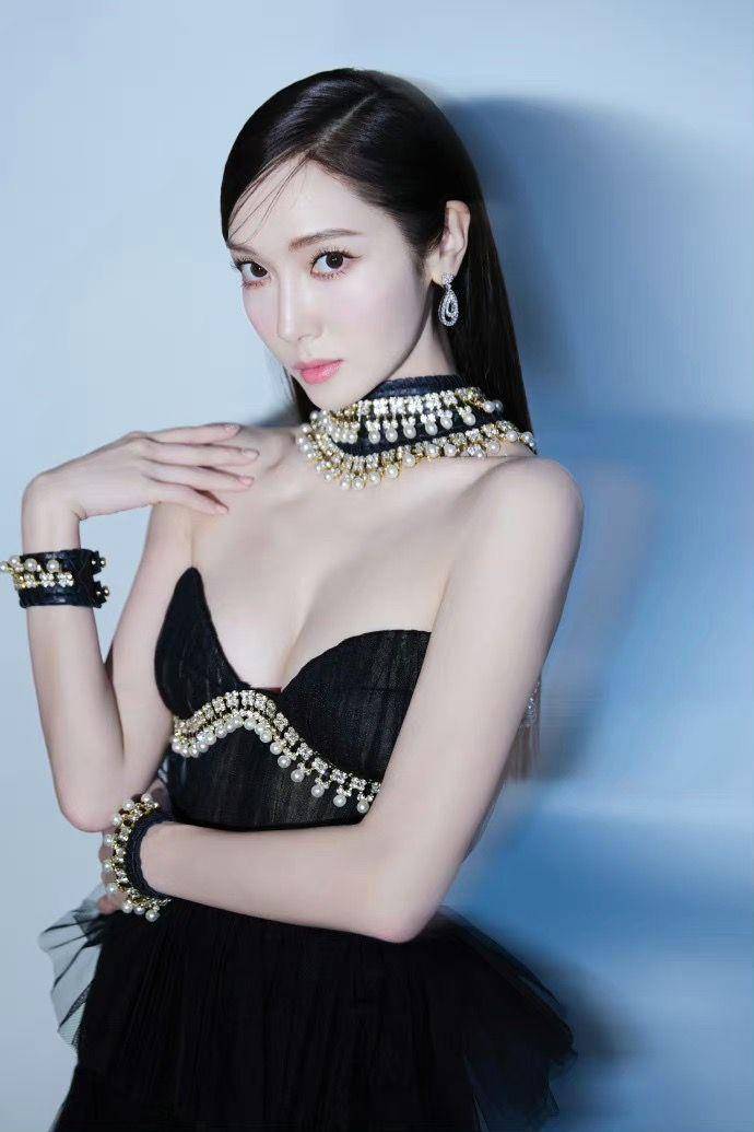 杨幂马甲红裙勾出极致S曲线！　Jessica罕见放送深沟化身黑天鹅 名人名流 图5张