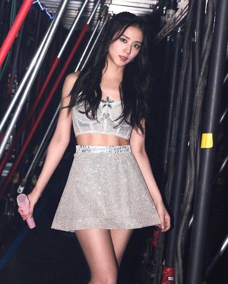 Jisoo白色花卉纱裙仙气满满　专辑、演唱会都穿它，每套价值不斐 时尚穿搭 图5张