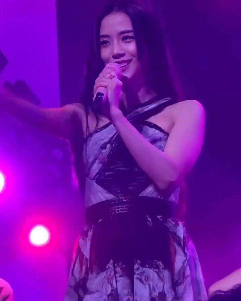 Jisoo白色花卉纱裙仙气满满　专辑、演唱会都穿它，每套价值不斐 时尚穿搭 图7张