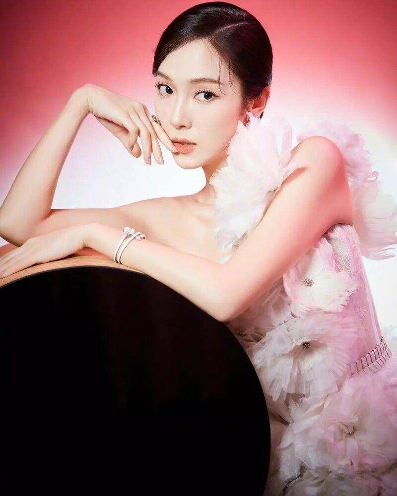Jisoo白色花卉纱裙仙气满满　专辑、演唱会都穿它，每套价值不斐 时尚穿搭 图11张